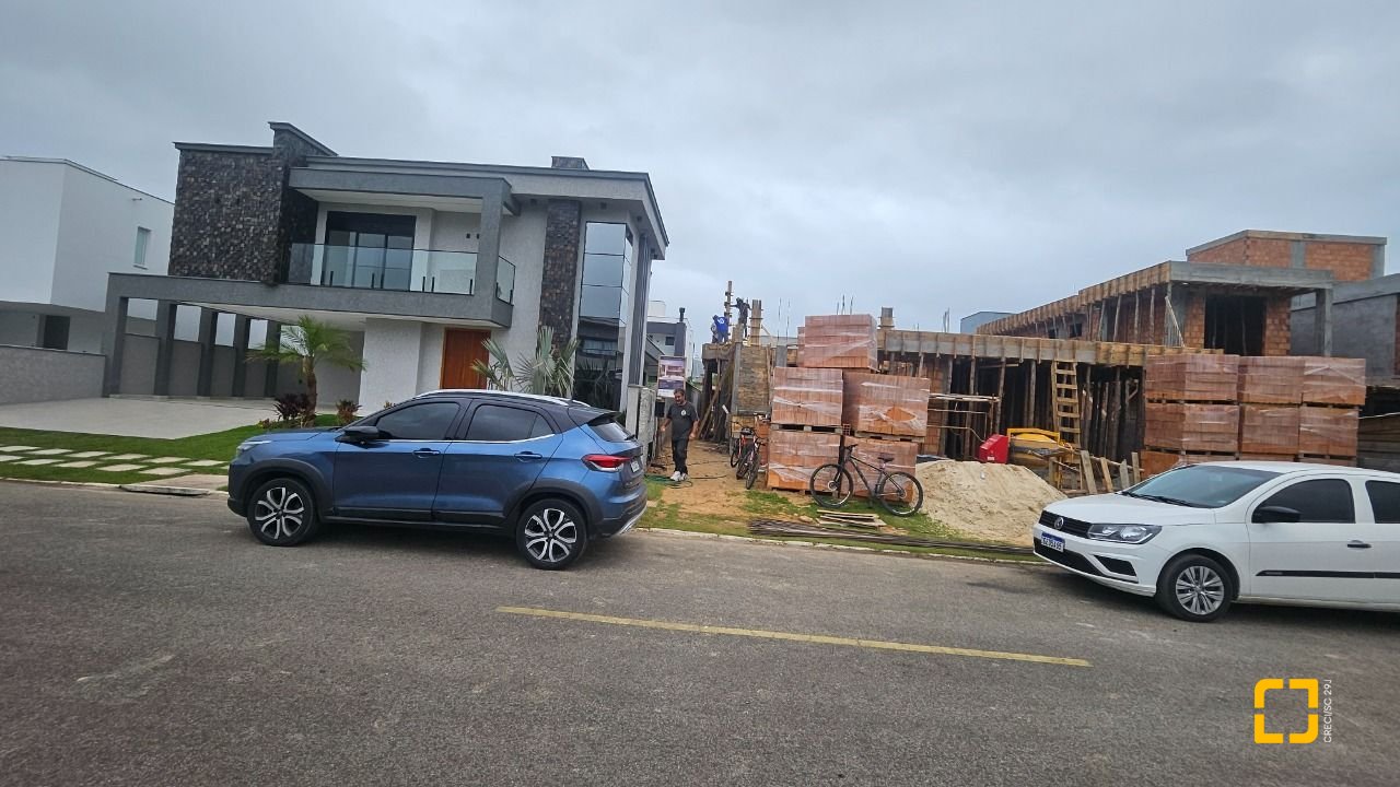 Casa de Condomínio com 238m², 6 quartos (sendo 3 suítes), 2 garagens, no bairro São João do Rio Vermelho em Florianópolis