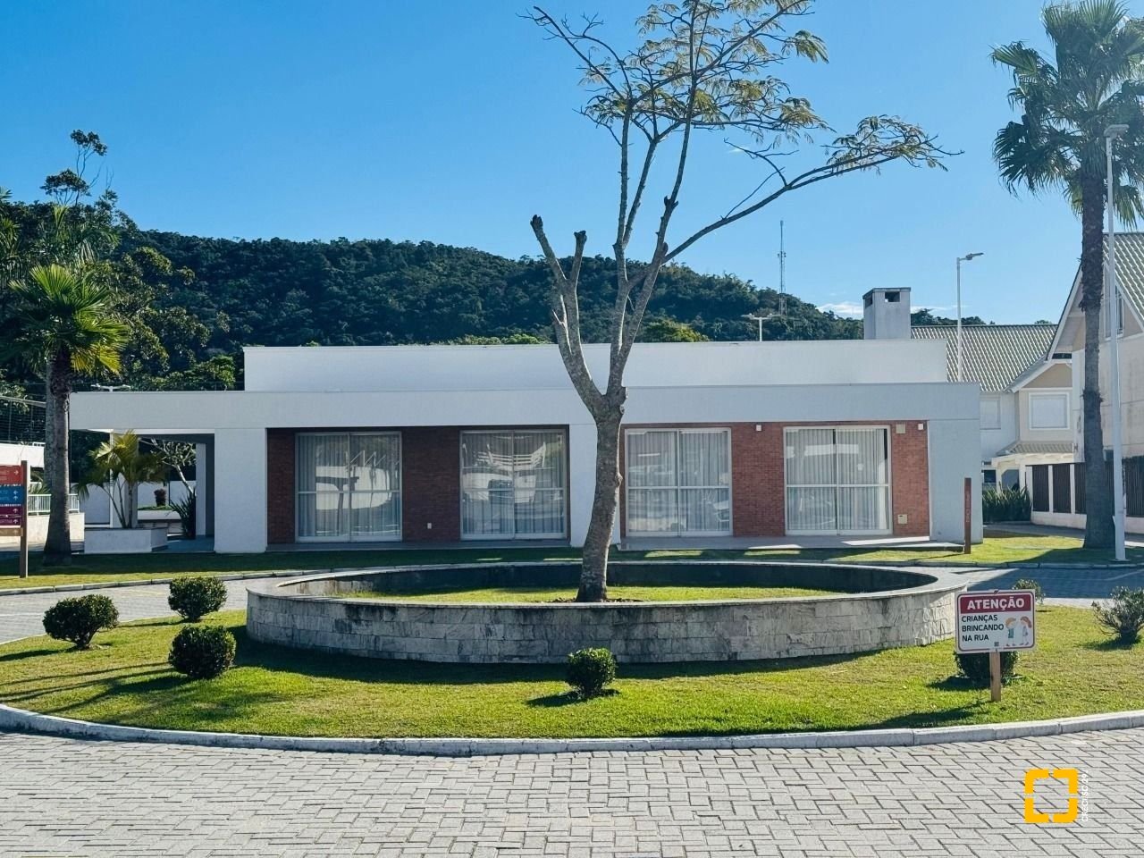 Casa de Condomínio com 110m², 4 quartos (sendo 1 suíte), 2 garagens, no bairro Morro das Pedras em Florianópolis