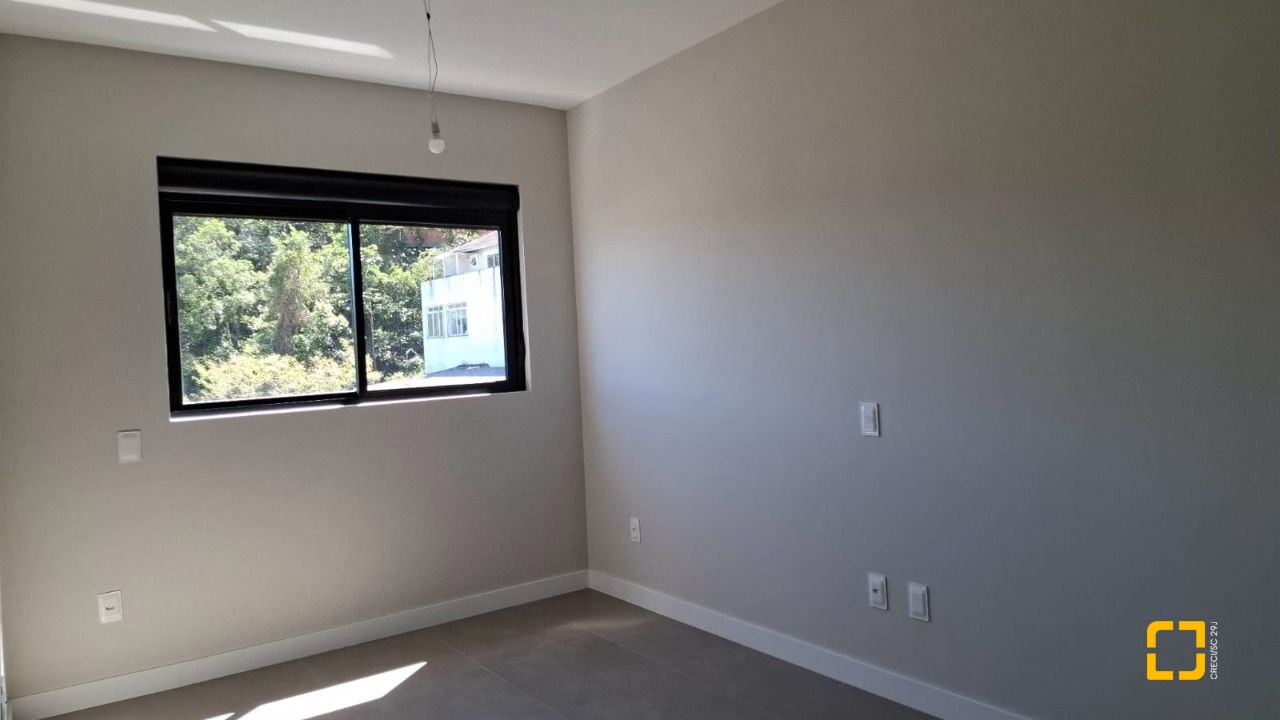 Apartamento com 98m², 4 quartos (sendo 1 suíte), 2 garagens, no bairro Saco Grande em Florianópolis