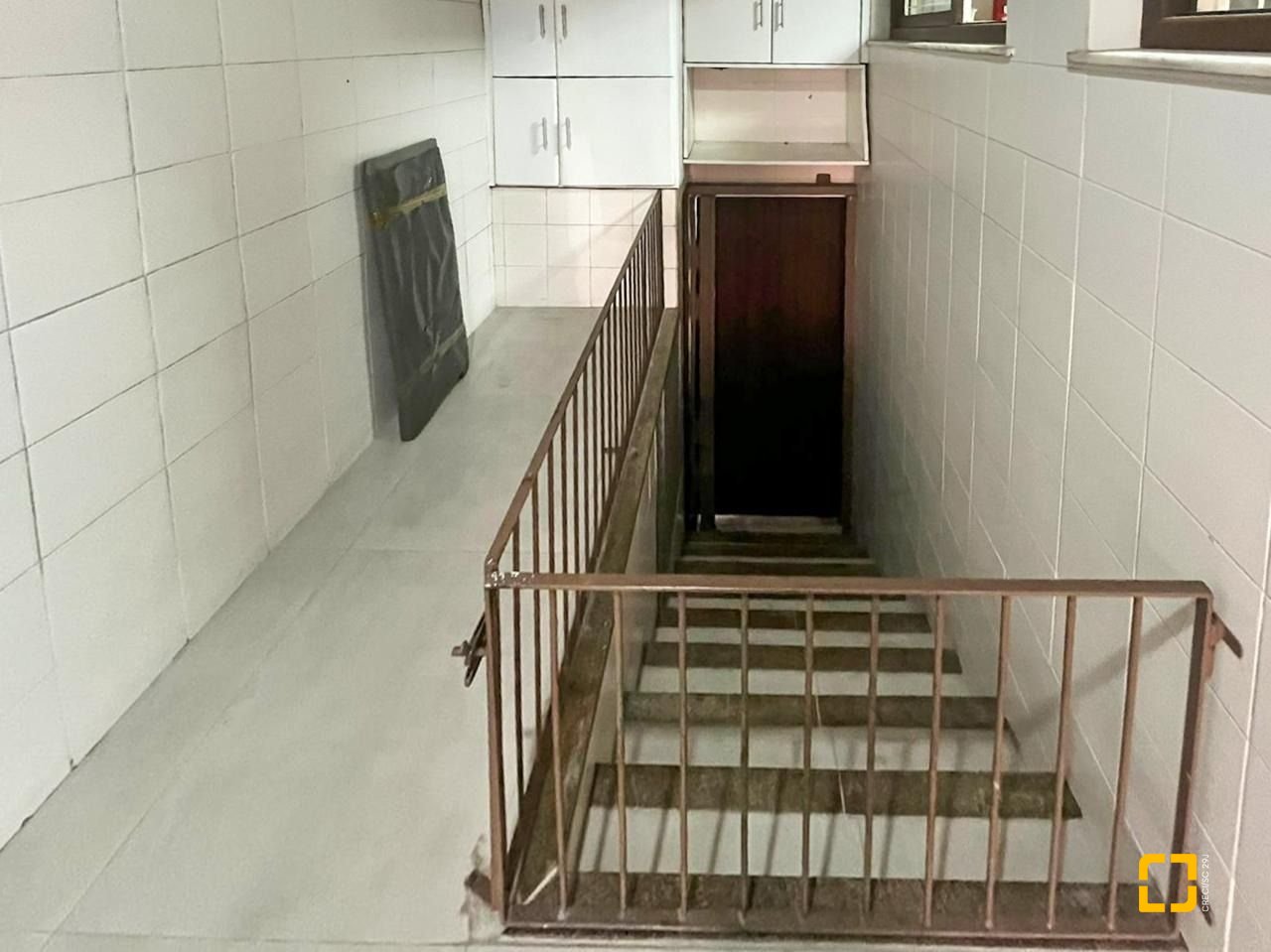Casa com 362m², 6 quartos (sendo 1 suíte), 4 garagens, no bairro Abraão em Florianópolis