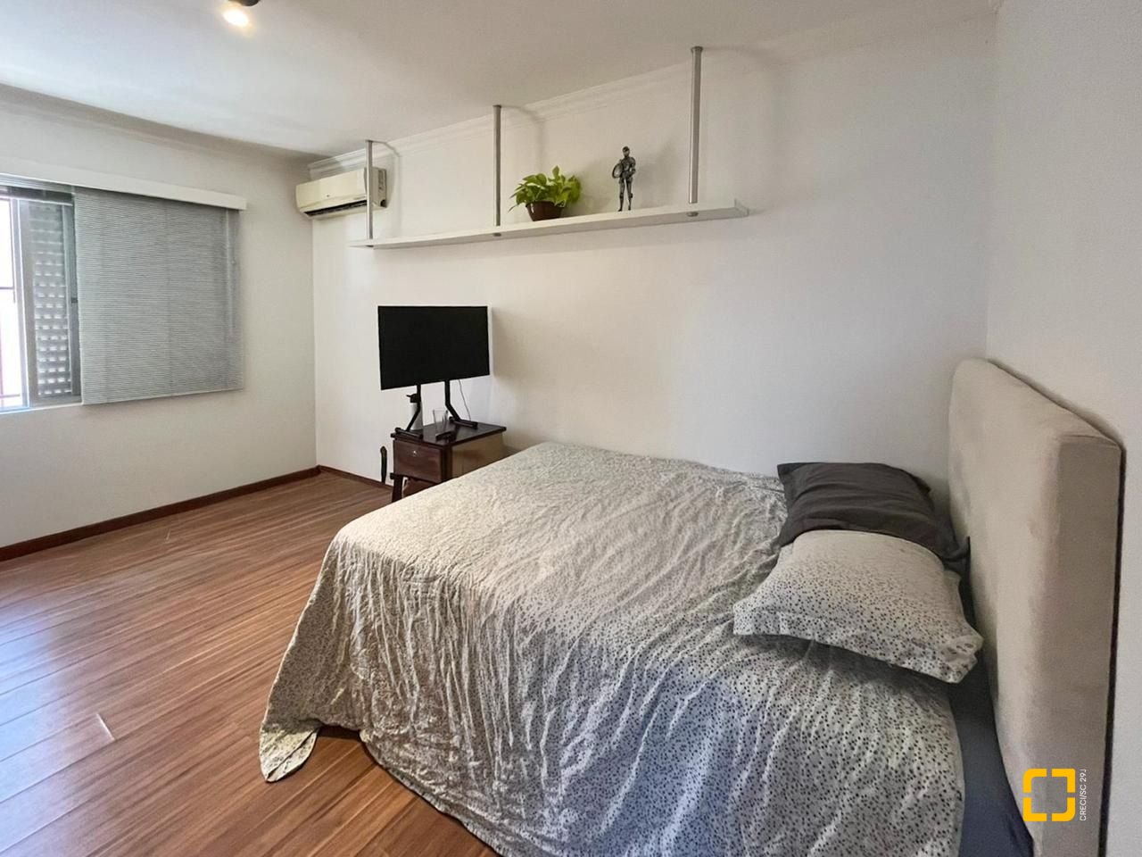 Casa com 362m², 6 quartos (sendo 1 suíte), 4 garagens, no bairro Abraão em Florianópolis