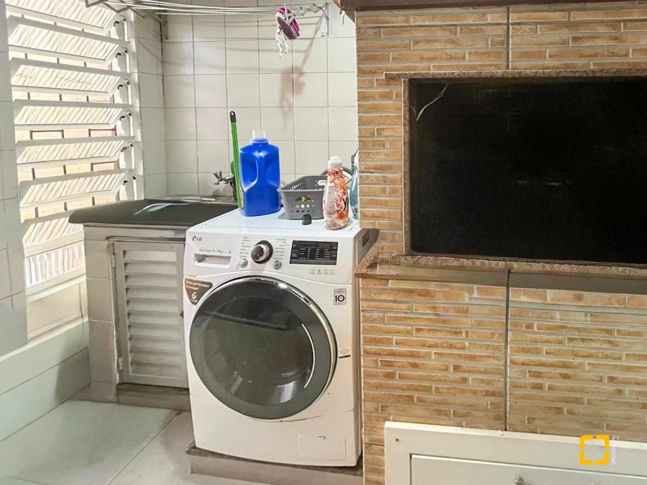 Casa com 362m², 6 quartos (sendo 1 suíte), 4 garagens, no bairro Abraão em Florianópolis