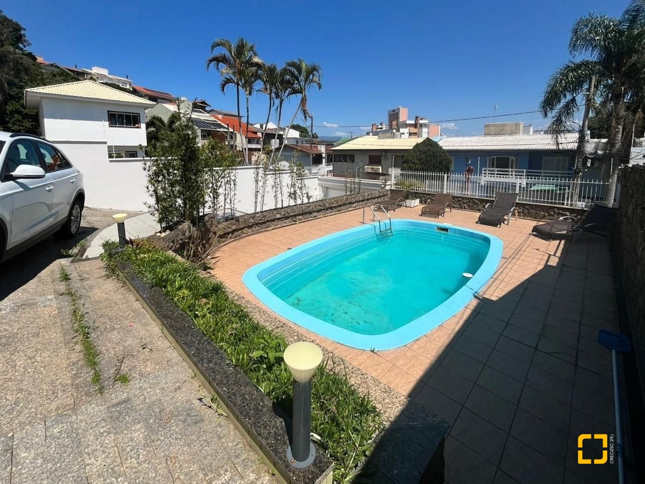 Casa com 362m², 6 quartos (sendo 1 suíte), 4 garagens, no bairro Abraão em Florianópolis