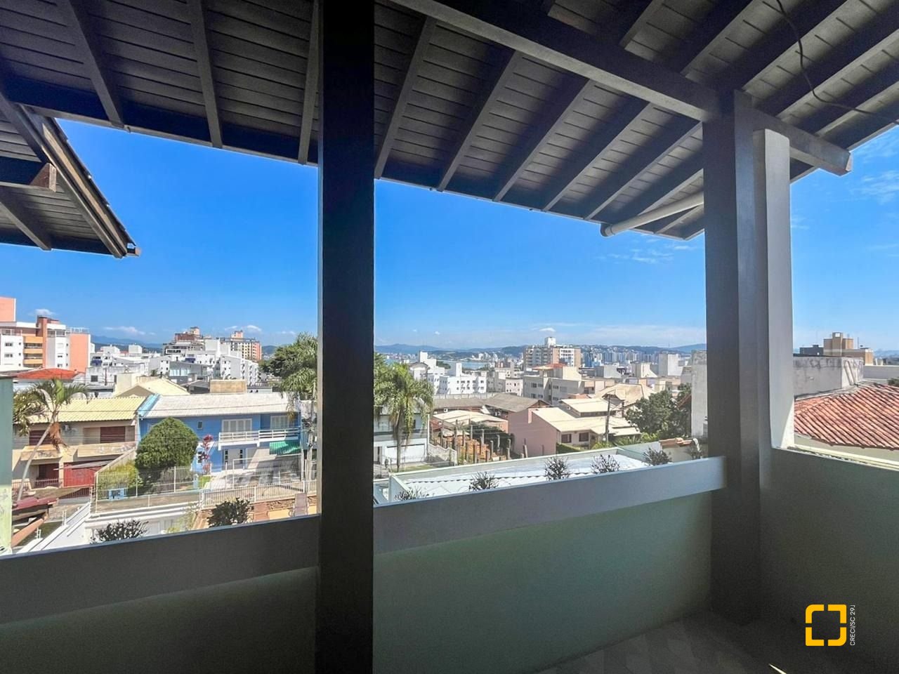 Casa com 362m², 6 quartos (sendo 1 suíte), 4 garagens, no bairro Abraão em Florianópolis