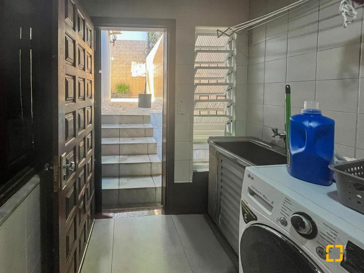 Casa com 362m², 6 quartos (sendo 1 suíte), 4 garagens, no bairro Abraão em Florianópolis