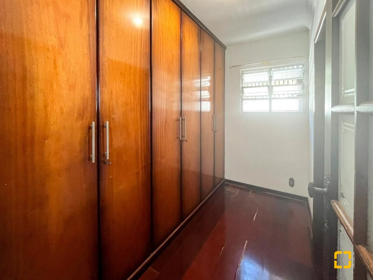 Casa com 362m², 6 quartos (sendo 1 suíte), 4 garagens, no bairro Abraão em Florianópolis
