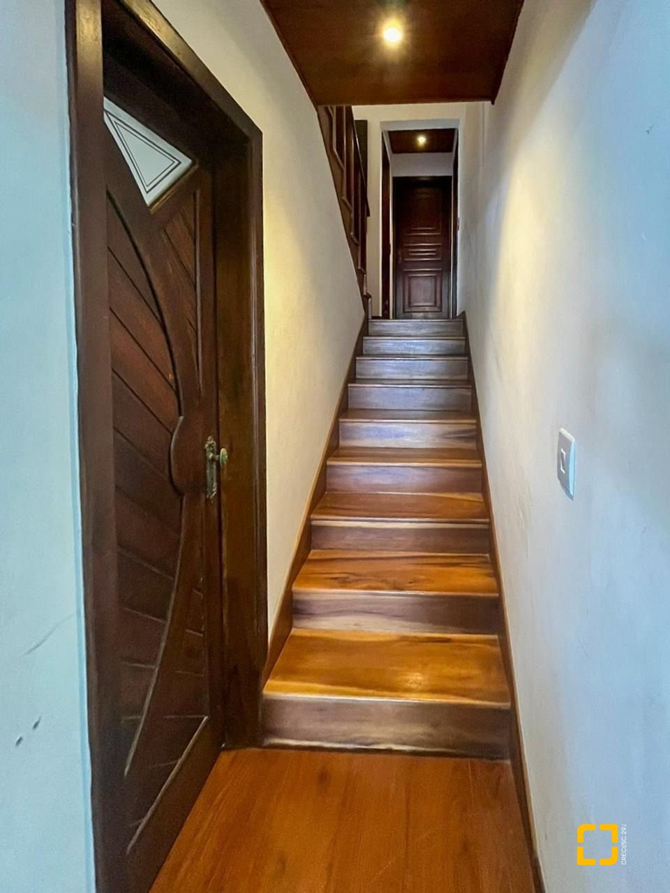 Casa com 362m², 6 quartos (sendo 1 suíte), 4 garagens, no bairro Abraão em Florianópolis