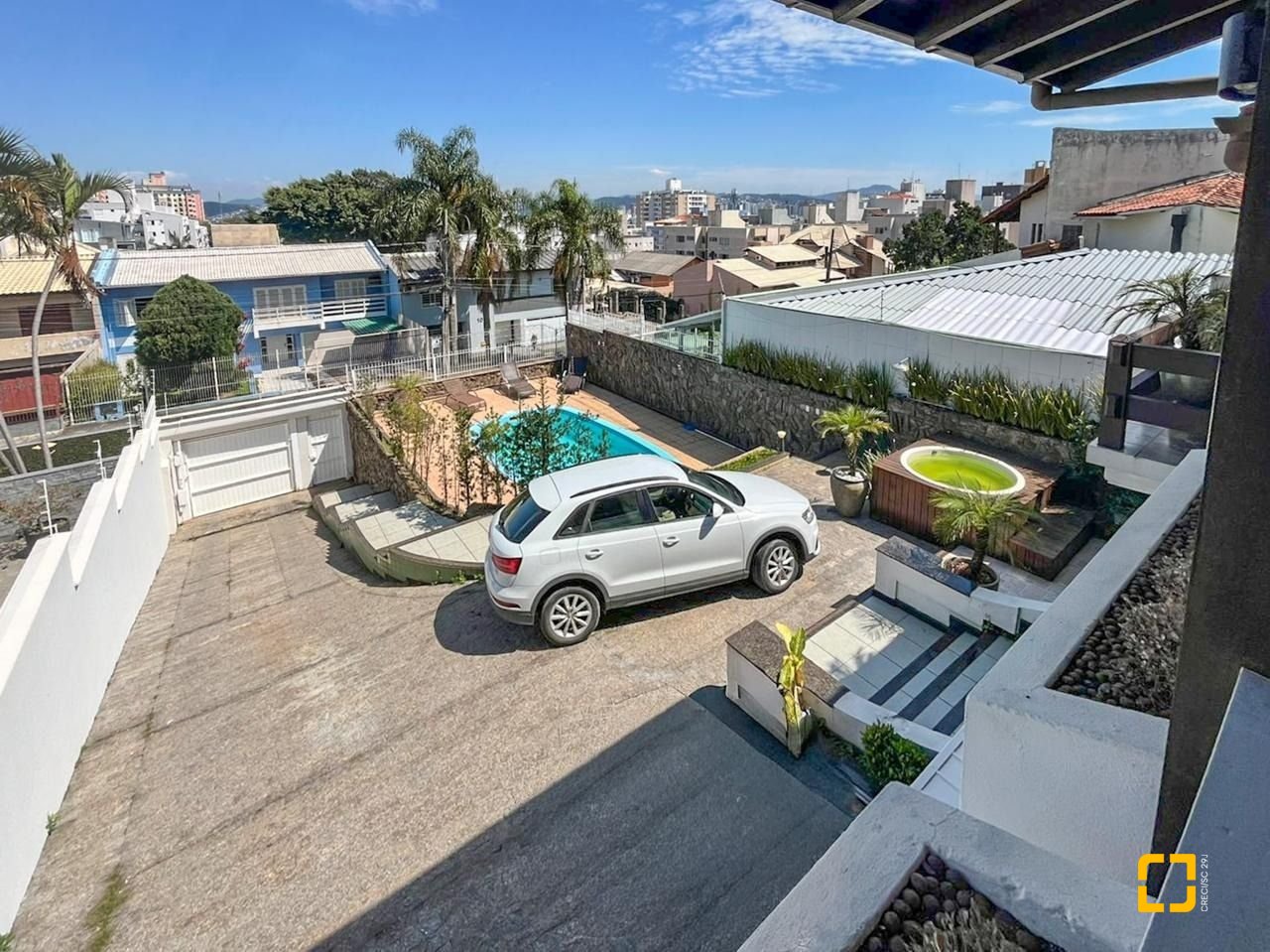 Casa com 362m², 6 quartos (sendo 1 suíte), 4 garagens, no bairro Abraão em Florianópolis