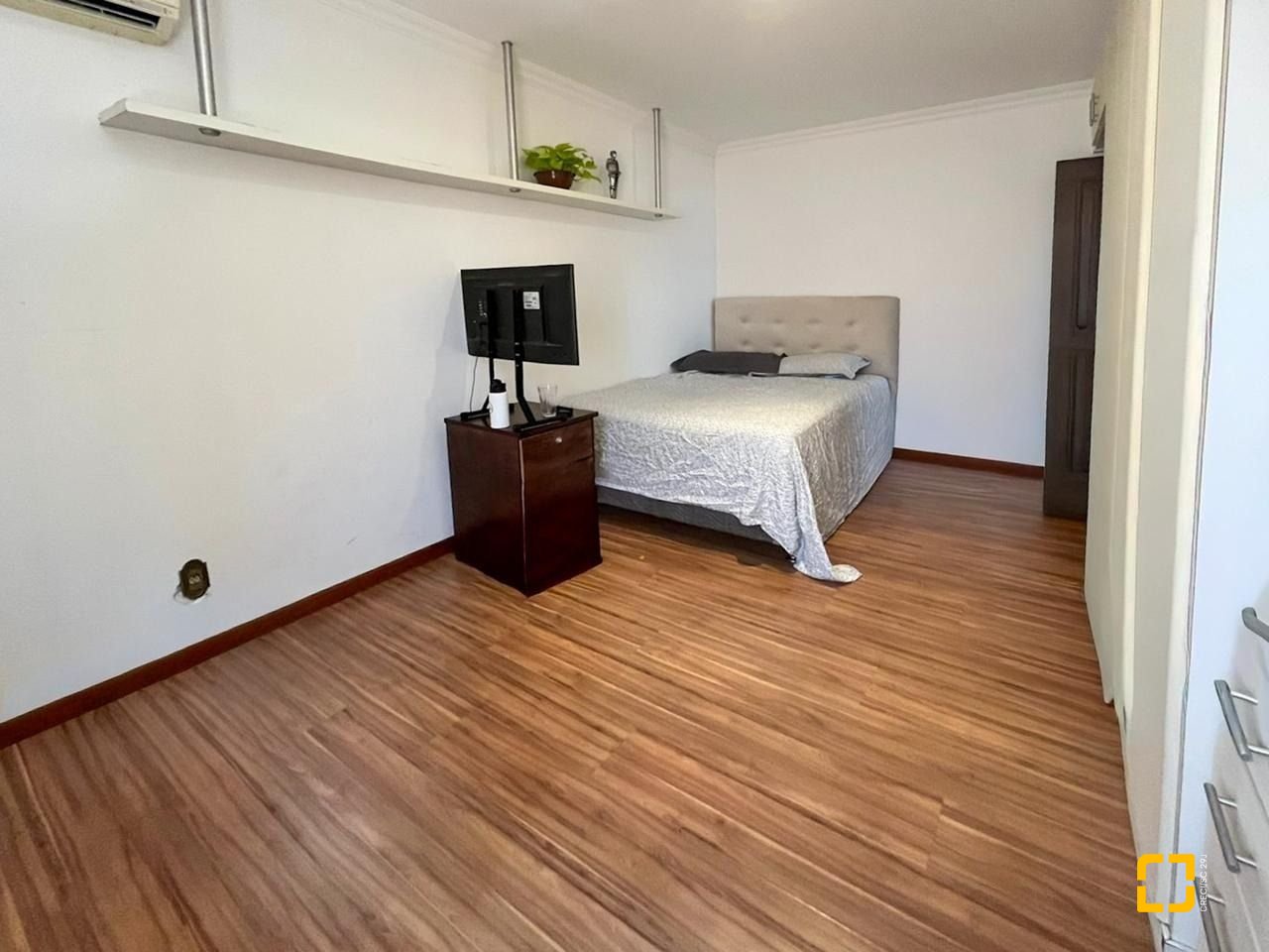 Casa com 362m², 6 quartos (sendo 1 suíte), 4 garagens, no bairro Abraão em Florianópolis