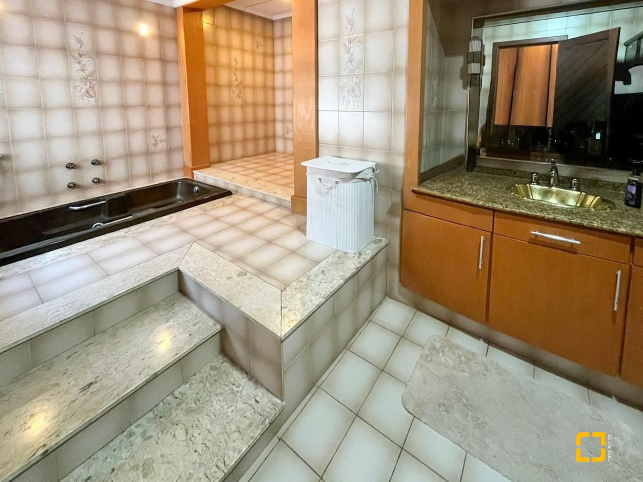 Casa com 362m², 6 quartos (sendo 1 suíte), 4 garagens, no bairro Abraão em Florianópolis
