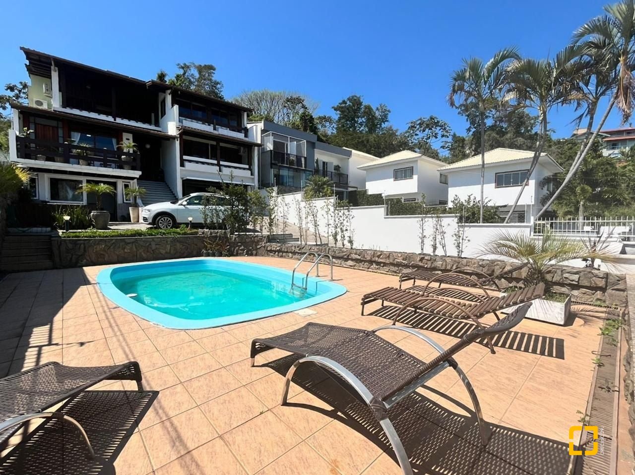 Casa com 362m², 6 quartos (sendo 1 suíte), 4 garagens, no bairro Abraão em Florianópolis