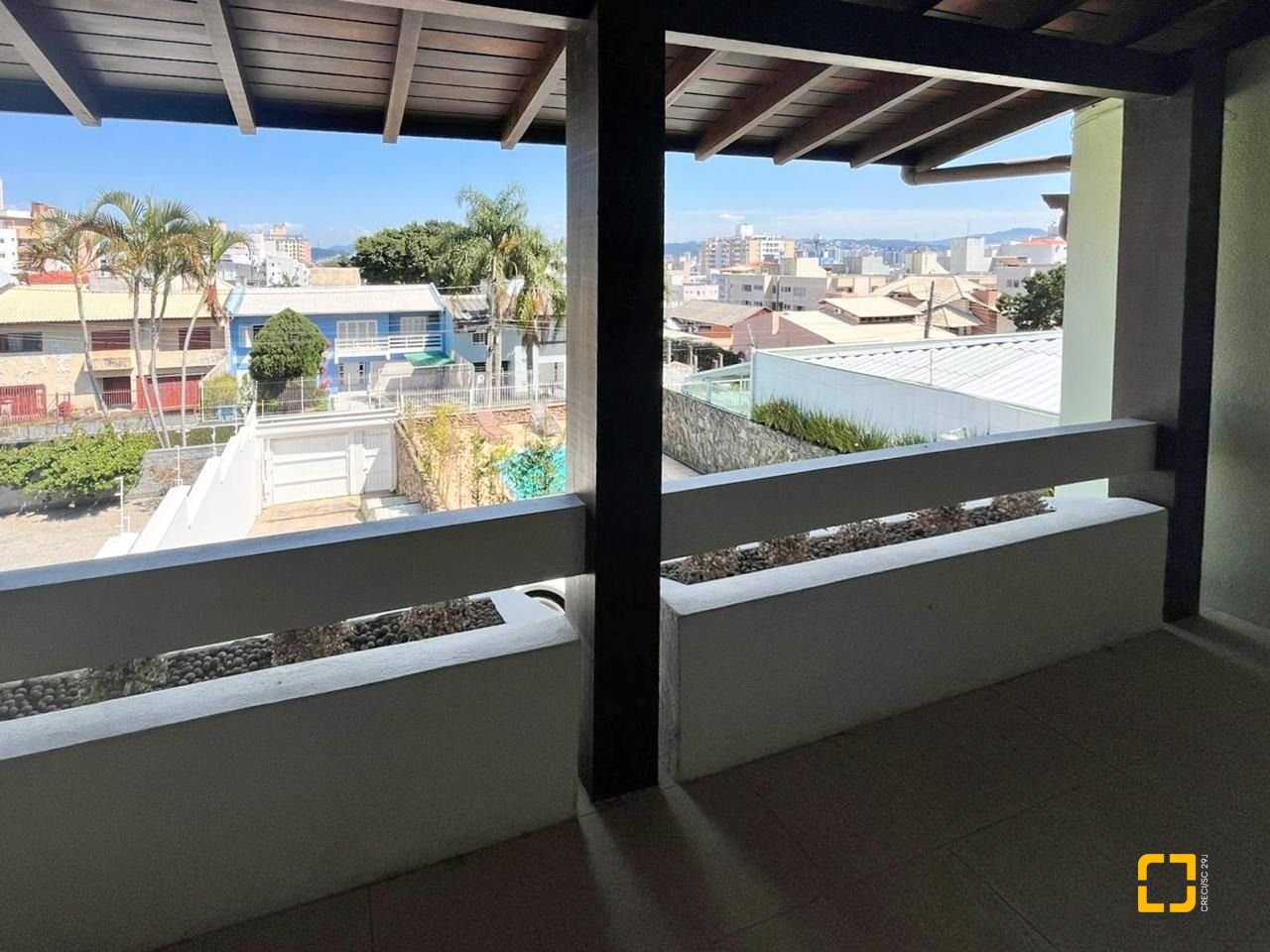 Casa com 362m², 6 quartos (sendo 1 suíte), 4 garagens, no bairro Abraão em Florianópolis