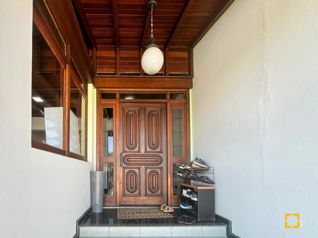 Casa com 362m², 6 quartos (sendo 1 suíte), 4 garagens, no bairro Abraão em Florianópolis