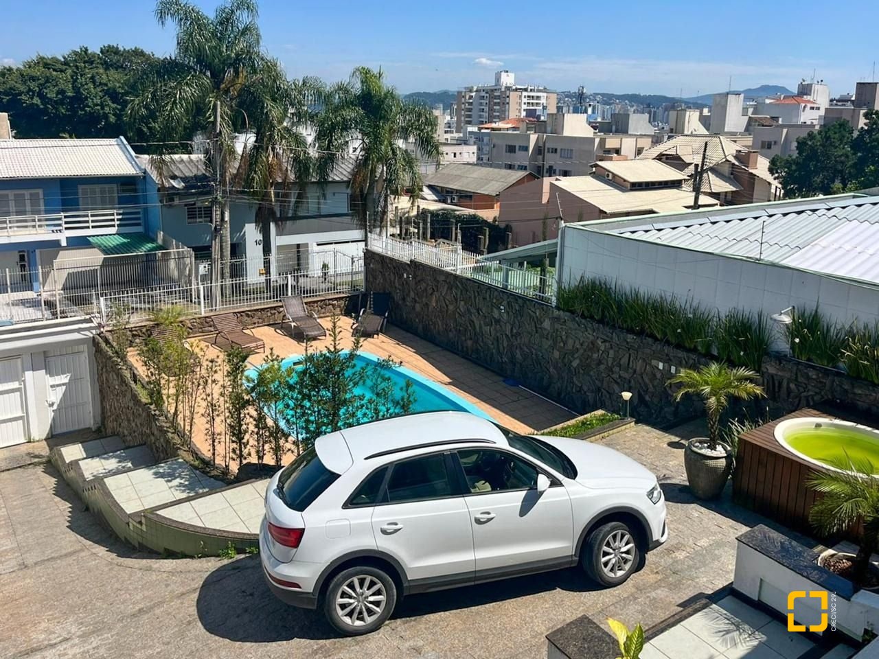 Casa com 362m², 5 quartos (sendo 1 suíte), 4 garagens, no bairro Abraão em Florianópolis