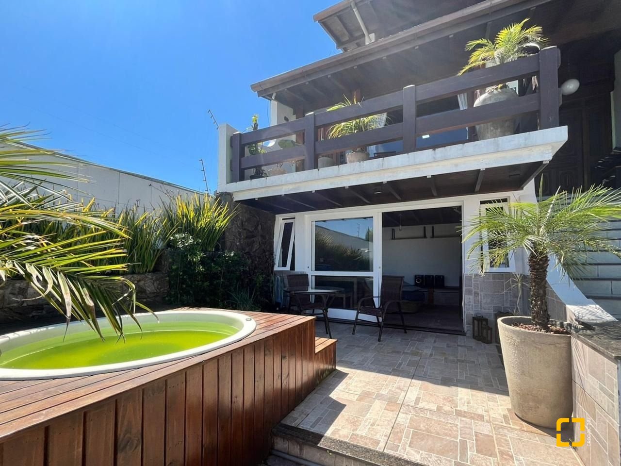 Casa com 362m², 5 quartos (sendo 1 suíte), 4 garagens, no bairro Abraão em Florianópolis