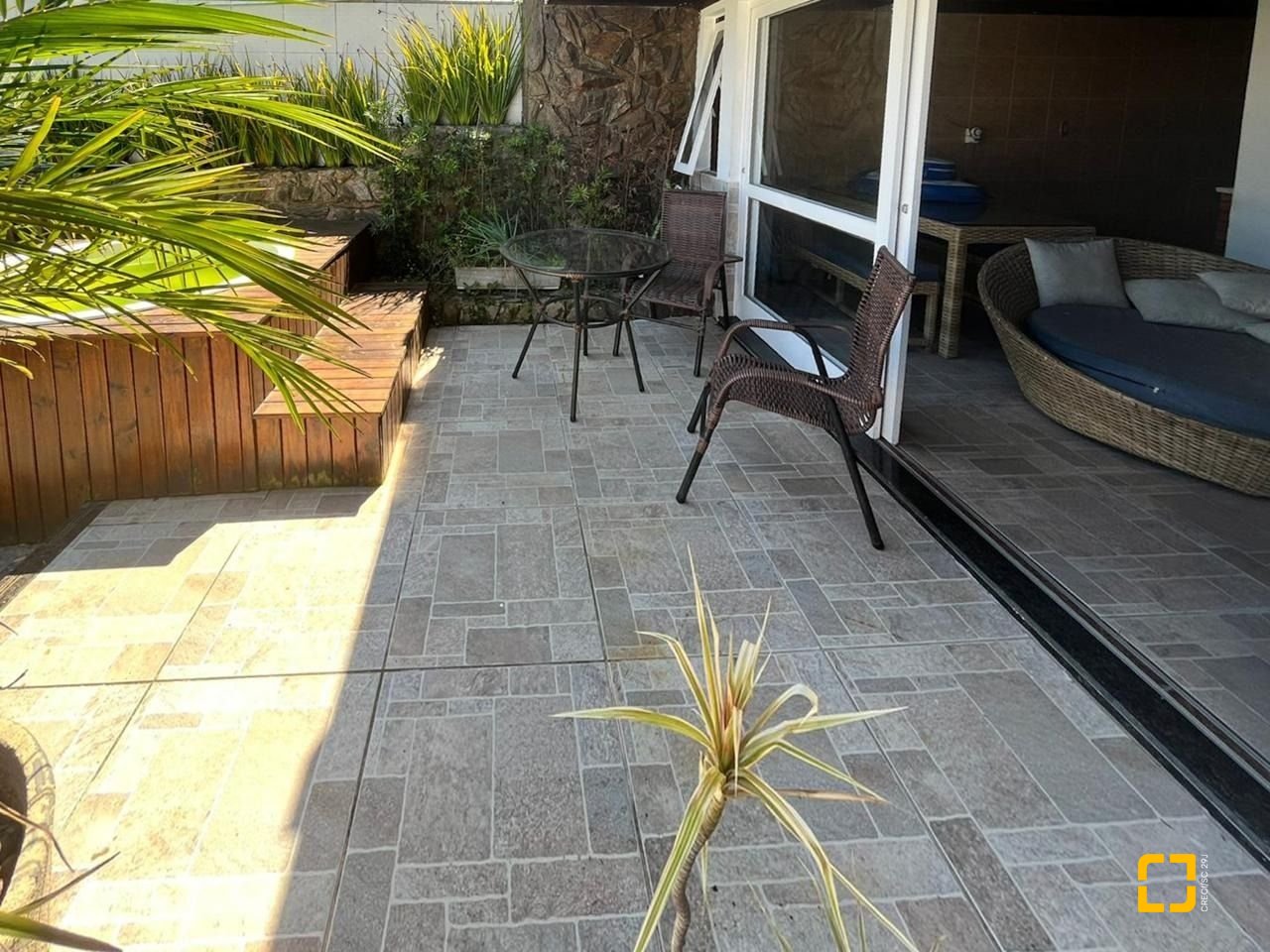 Casa com 362m², 5 quartos (sendo 1 suíte), 4 garagens, no bairro Abraão em Florianópolis