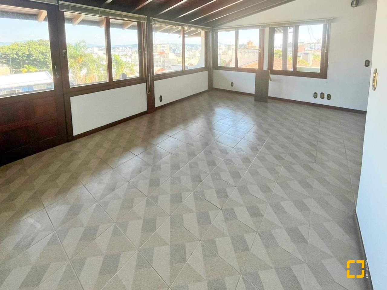 Casa com 362m², 5 quartos (sendo 1 suíte), 4 garagens, no bairro Abraão em Florianópolis
