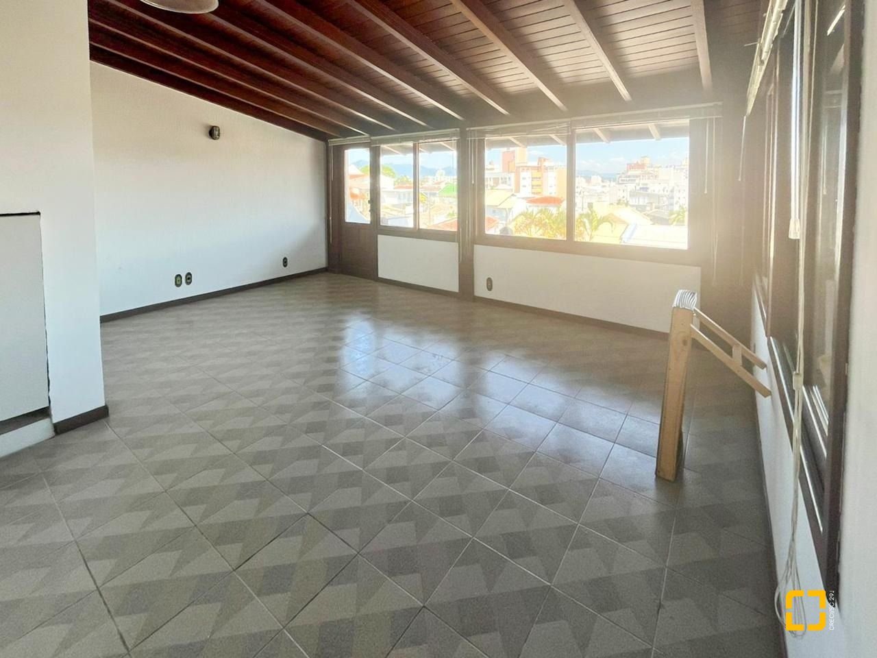 Casa com 362m², 5 quartos (sendo 1 suíte), 4 garagens, no bairro Abraão em Florianópolis
