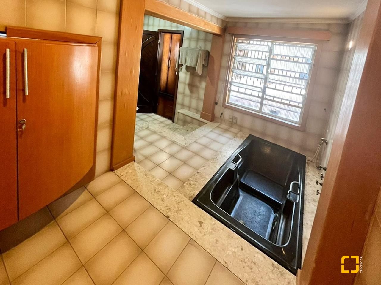 Casa com 362m², 6 quartos (sendo 1 suíte), 4 garagens, no bairro Abraão em Florianópolis