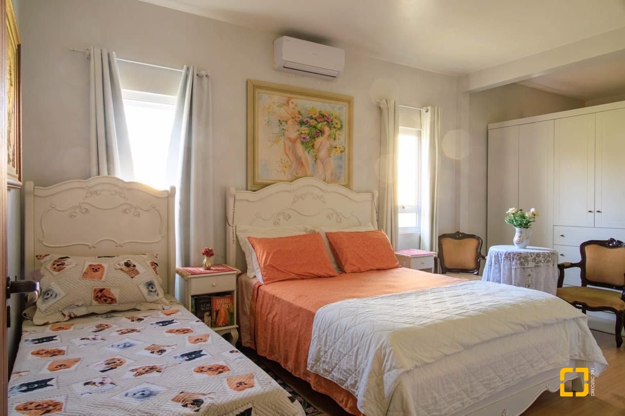 Casa de Condomínio com 550m², 13 quartos (sendo 6 suítes), 2 garagens, no bairro Ingleses em Florianópolis