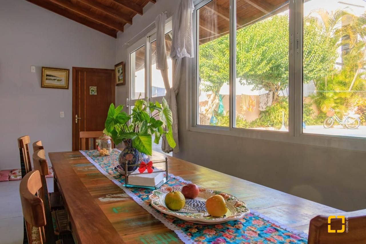 Casa de Condomínio com 550m², 13 quartos (sendo 6 suítes), 2 garagens, no bairro Ingleses em Florianópolis