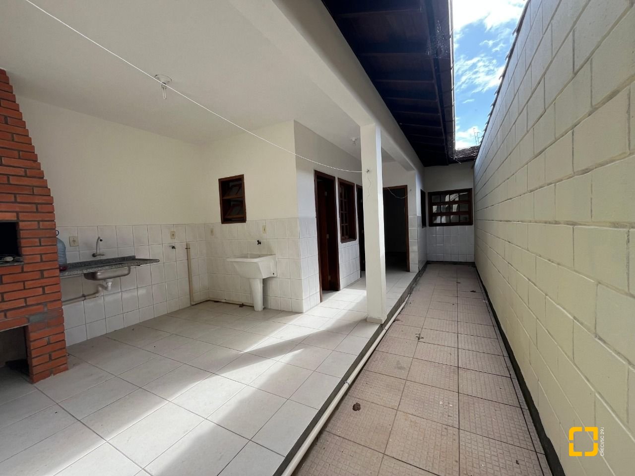 Casa com 189m², 3 quartos (sendo 1 suíte), 4 garagens, no bairro Centro em São José