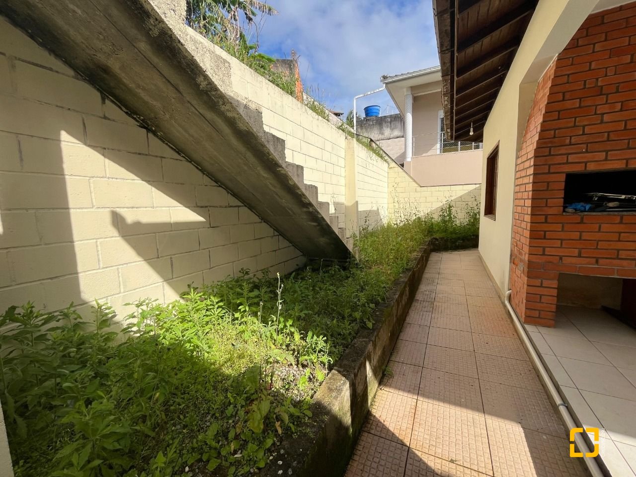 Casa com 189m², 3 quartos (sendo 1 suíte), 4 garagens, no bairro Centro em São José