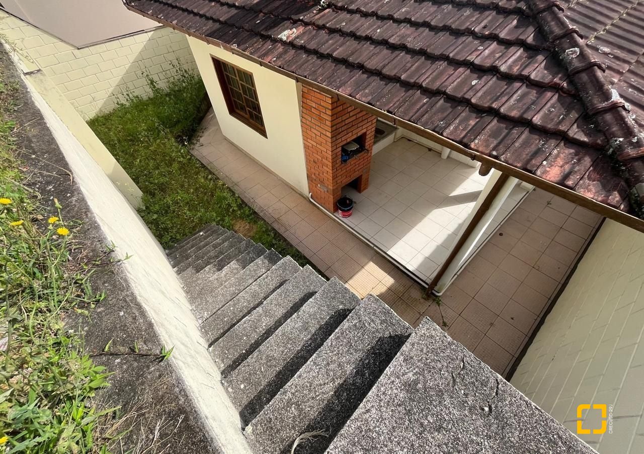 Casa com 189m², 3 quartos (sendo 1 suíte), 4 garagens, no bairro Centro em São José