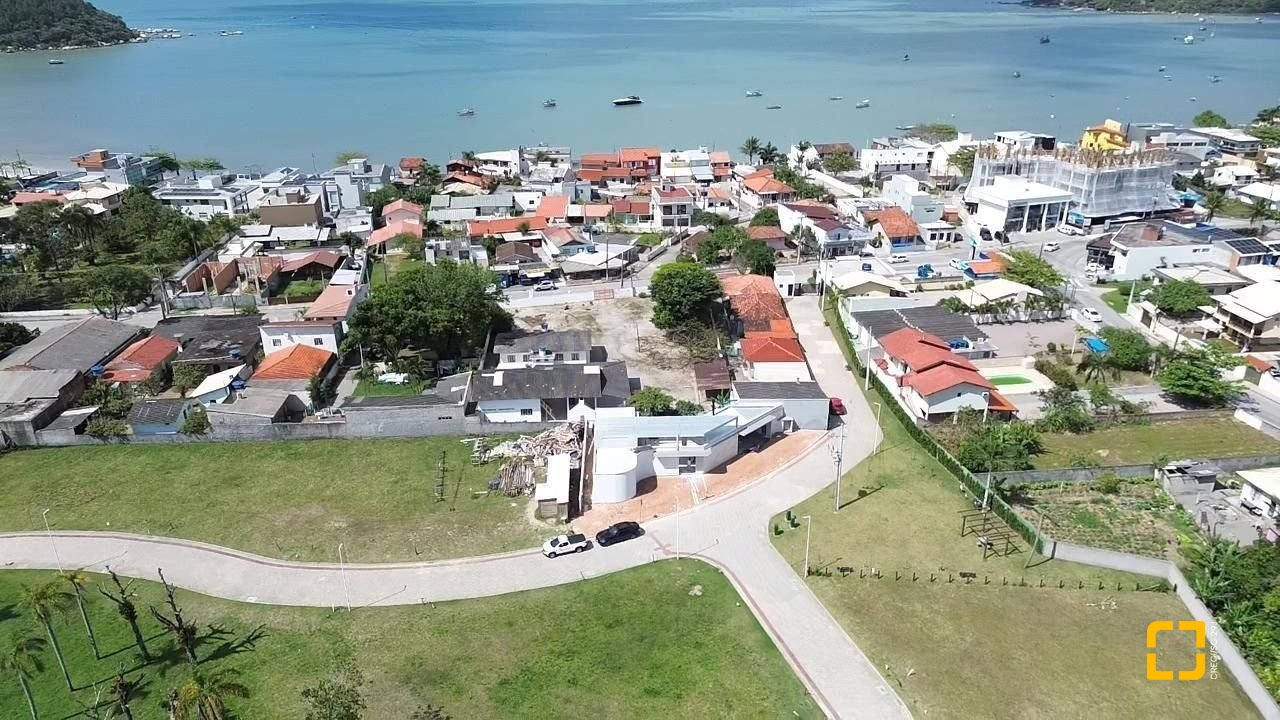 Casa de Condomínio com 189m², 3 quartos (sendo 3 suítes), 5 garagens, no bairro Camboa em Governador Celso Ramos