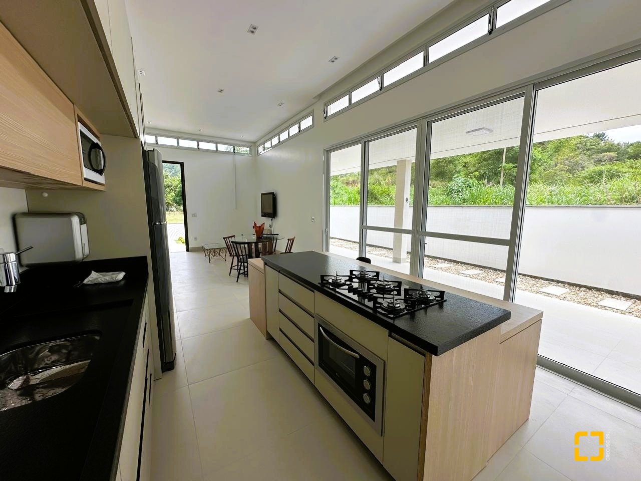 Casa de Condomínio com 189m², 3 quartos (sendo 3 suítes), 5 garagens, no bairro Camboa em Governador Celso Ramos