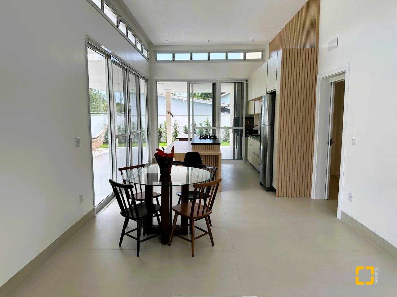 Casa de Condomínio com 189m², 3 quartos (sendo 3 suítes), 5 garagens, no bairro Camboa em Governador Celso Ramos
