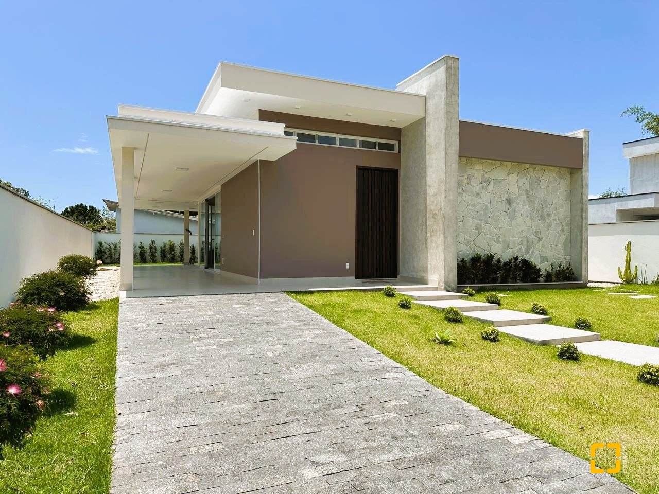 Casa de Condomínio com 189m², 3 quartos (sendo 3 suítes), 5 garagens, no bairro Camboa em Governador Celso Ramos