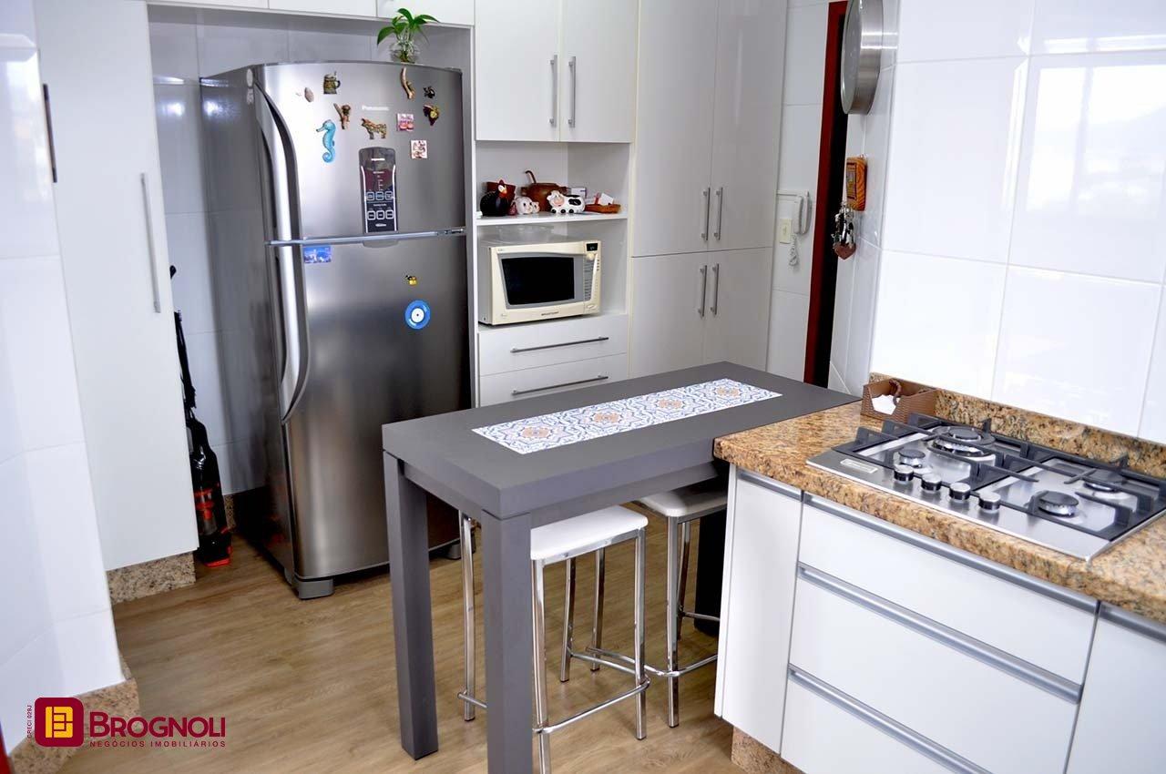 Apartamento com 200m², 6 quartos (sendo 3 suítes), 3 garagens, no bairro Balneário em Florianópolis