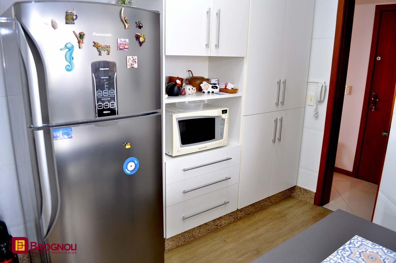 Apartamento com 200m², 6 quartos (sendo 3 suítes), 3 garagens, no bairro Balneário em Florianópolis