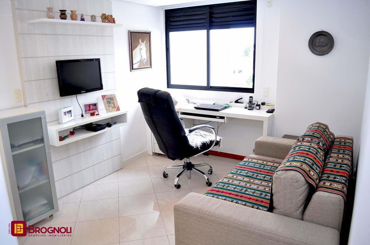 Apartamento com 200m², 6 quartos (sendo 3 suítes), 3 garagens, no bairro Balneário em Florianópolis