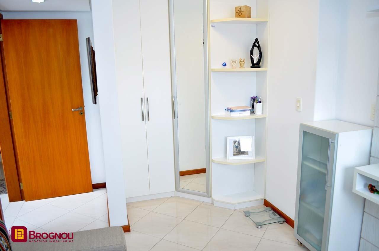 Apartamento com 200m², 6 quartos (sendo 3 suítes), 3 garagens, no bairro Balneário em Florianópolis