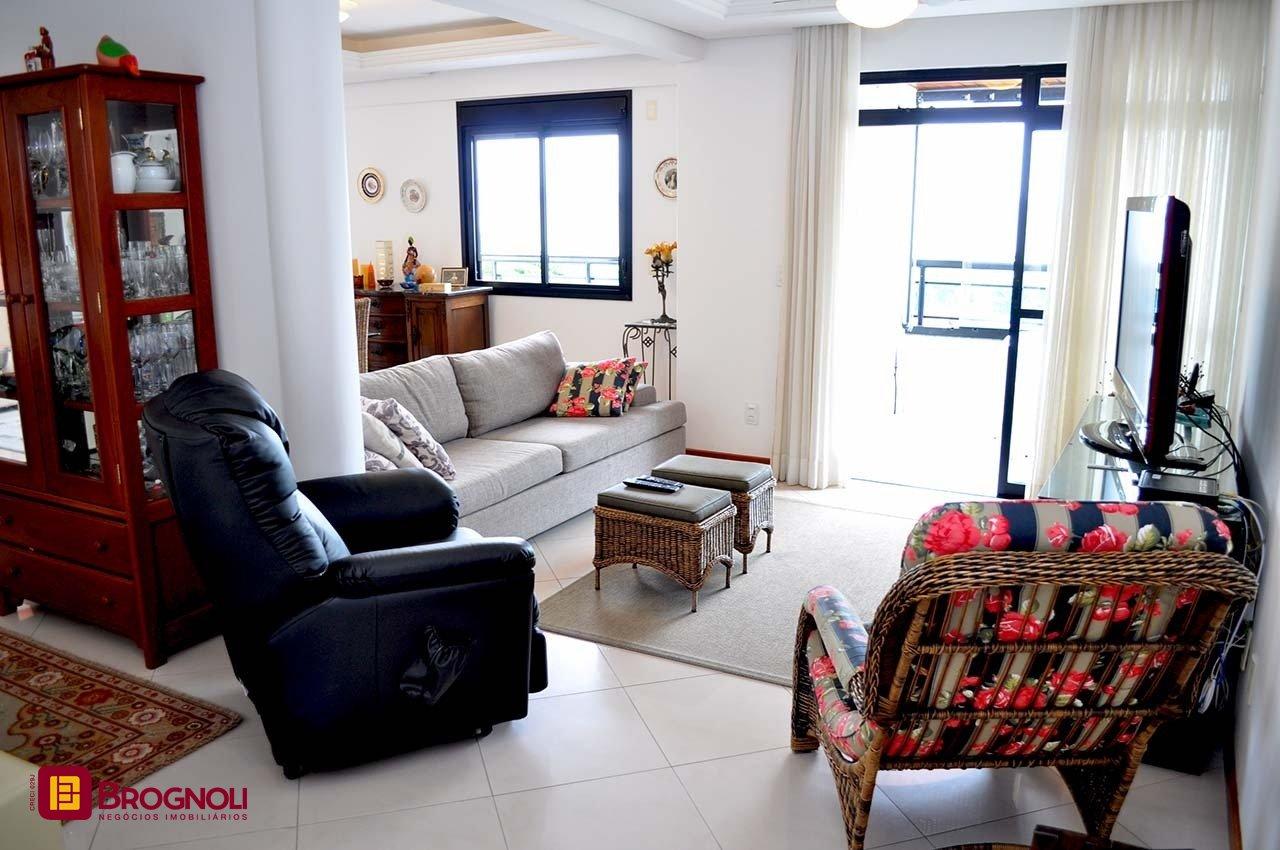 Apartamento com 200m², 6 quartos (sendo 3 suítes), 3 garagens, no bairro Balneário em Florianópolis