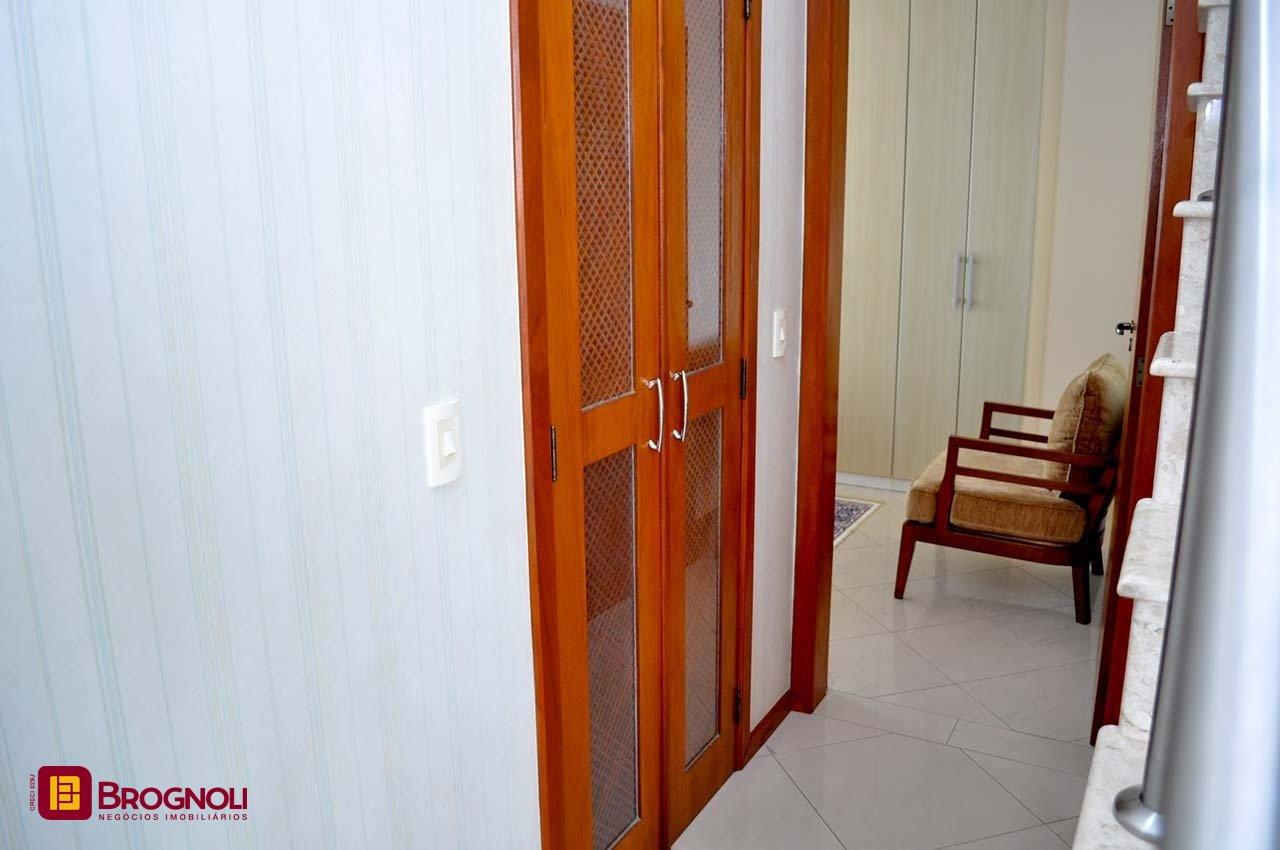 Apartamento com 200m², 6 quartos (sendo 3 suítes), 3 garagens, no bairro Balneário em Florianópolis