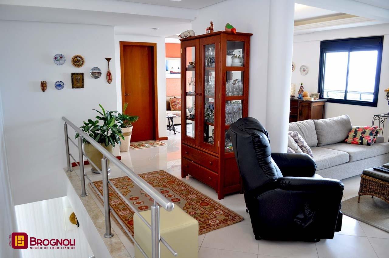 Apartamento com 200m², 6 quartos (sendo 3 suítes), 3 garagens, no bairro Balneário em Florianópolis