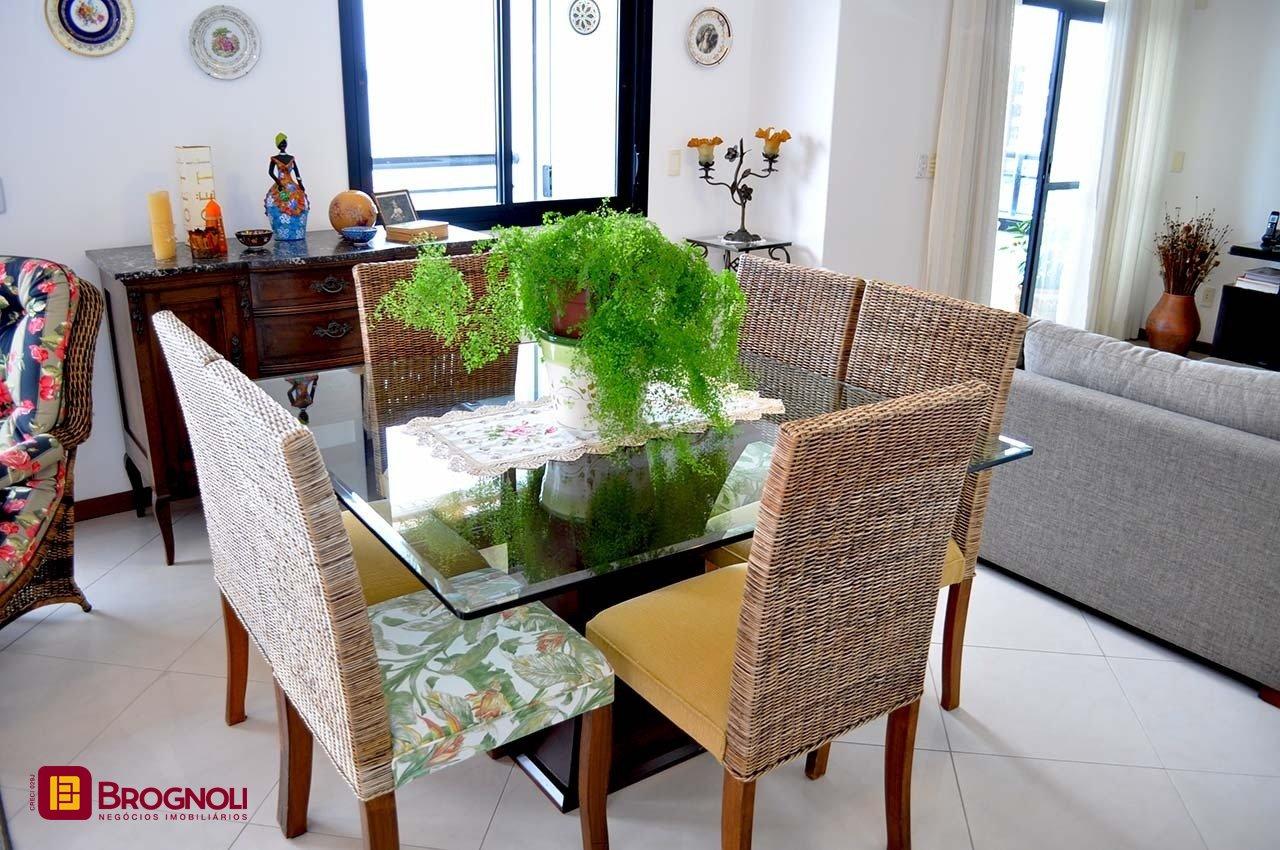 Apartamento com 200m², 6 quartos (sendo 3 suítes), 3 garagens, no bairro Balneário em Florianópolis