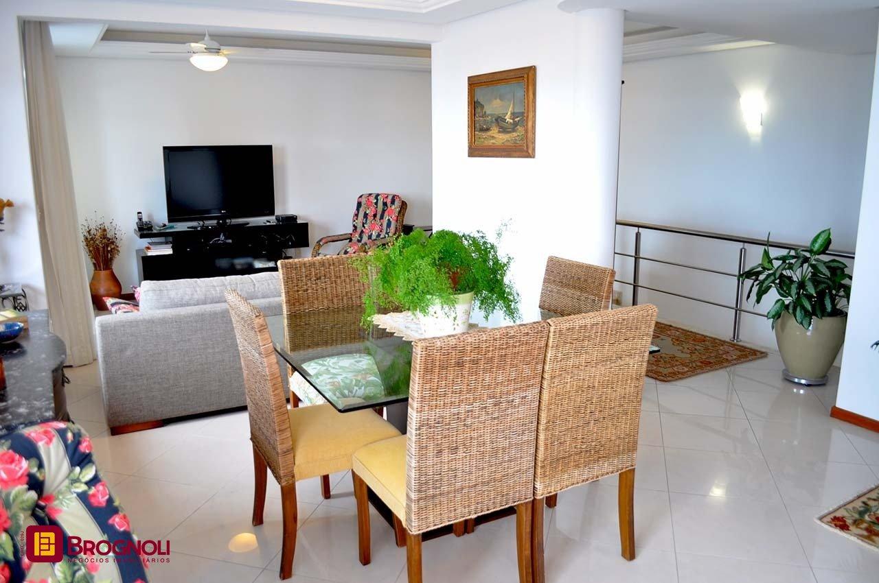 Apartamento com 200m², 6 quartos (sendo 3 suítes), 3 garagens, no bairro Balneário em Florianópolis