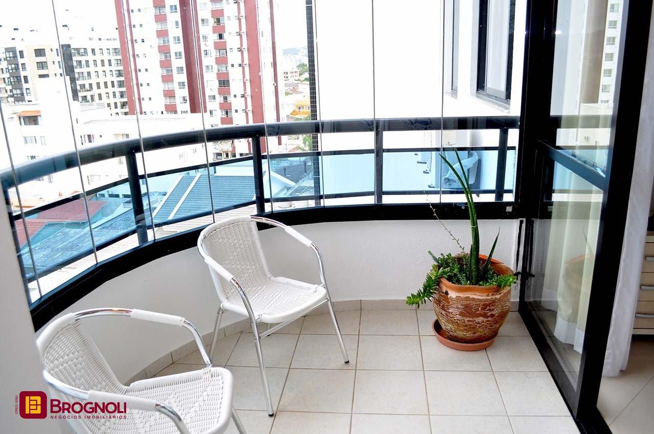 Apartamento com 200m², 6 quartos (sendo 3 suítes), 3 garagens, no bairro Balneário em Florianópolis