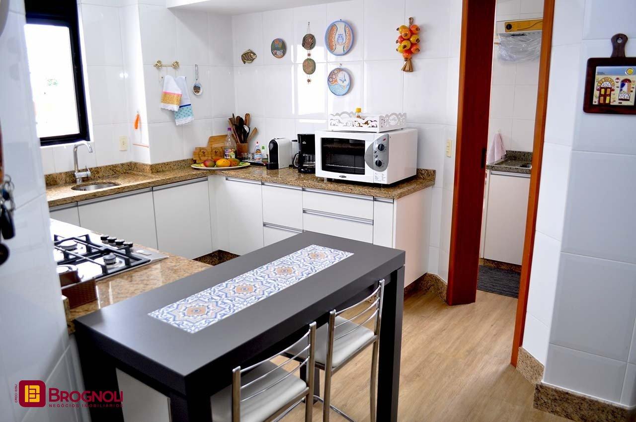 Apartamento com 200m², 6 quartos (sendo 3 suítes), 3 garagens, no bairro Balneário em Florianópolis