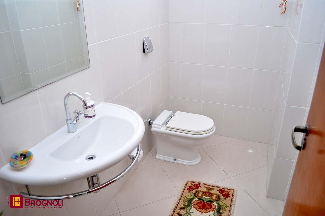 Apartamento com 200m², 6 quartos (sendo 3 suítes), 3 garagens, no bairro Balneário em Florianópolis
