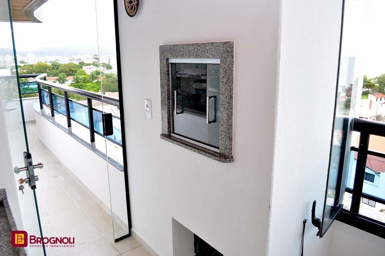 Apartamento com 200m², 6 quartos (sendo 3 suítes), 3 garagens, no bairro Balneário em Florianópolis