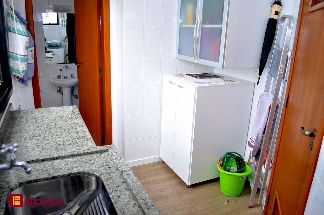 Apartamento com 200m², 6 quartos (sendo 3 suítes), 3 garagens, no bairro Balneário em Florianópolis
