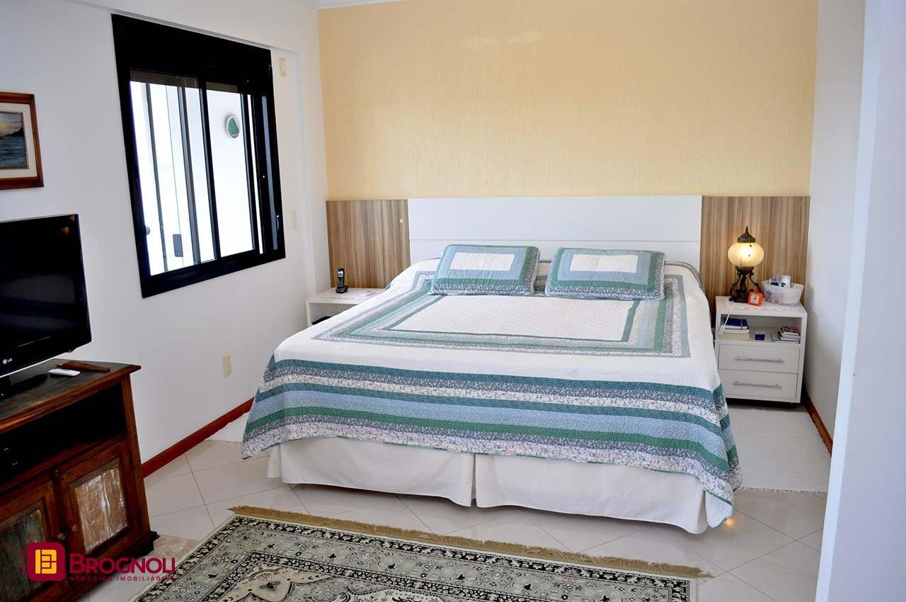 Apartamento com 200m², 6 quartos (sendo 3 suítes), 3 garagens, no bairro Balneário em Florianópolis
