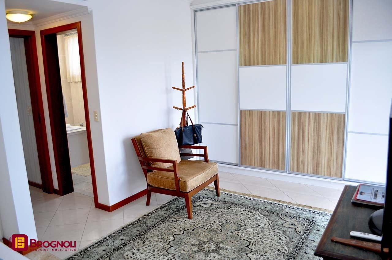 Apartamento com 200m², 6 quartos (sendo 3 suítes), 3 garagens, no bairro Balneário em Florianópolis