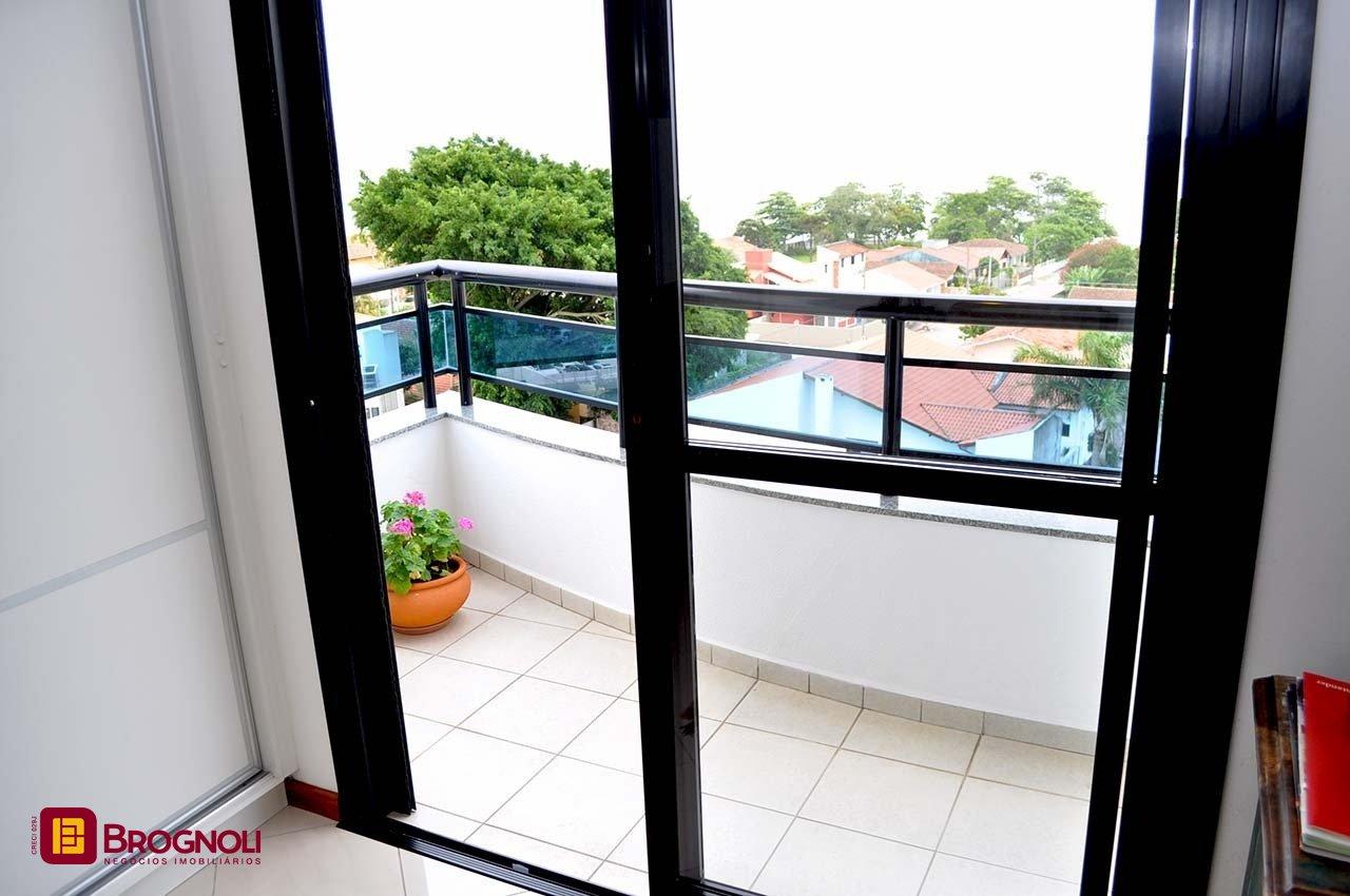 Apartamento com 200m², 6 quartos (sendo 3 suítes), 3 garagens, no bairro Balneário em Florianópolis
