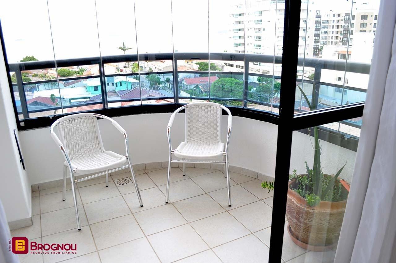 Apartamento com 200m², 6 quartos (sendo 3 suítes), 3 garagens, no bairro Balneário em Florianópolis